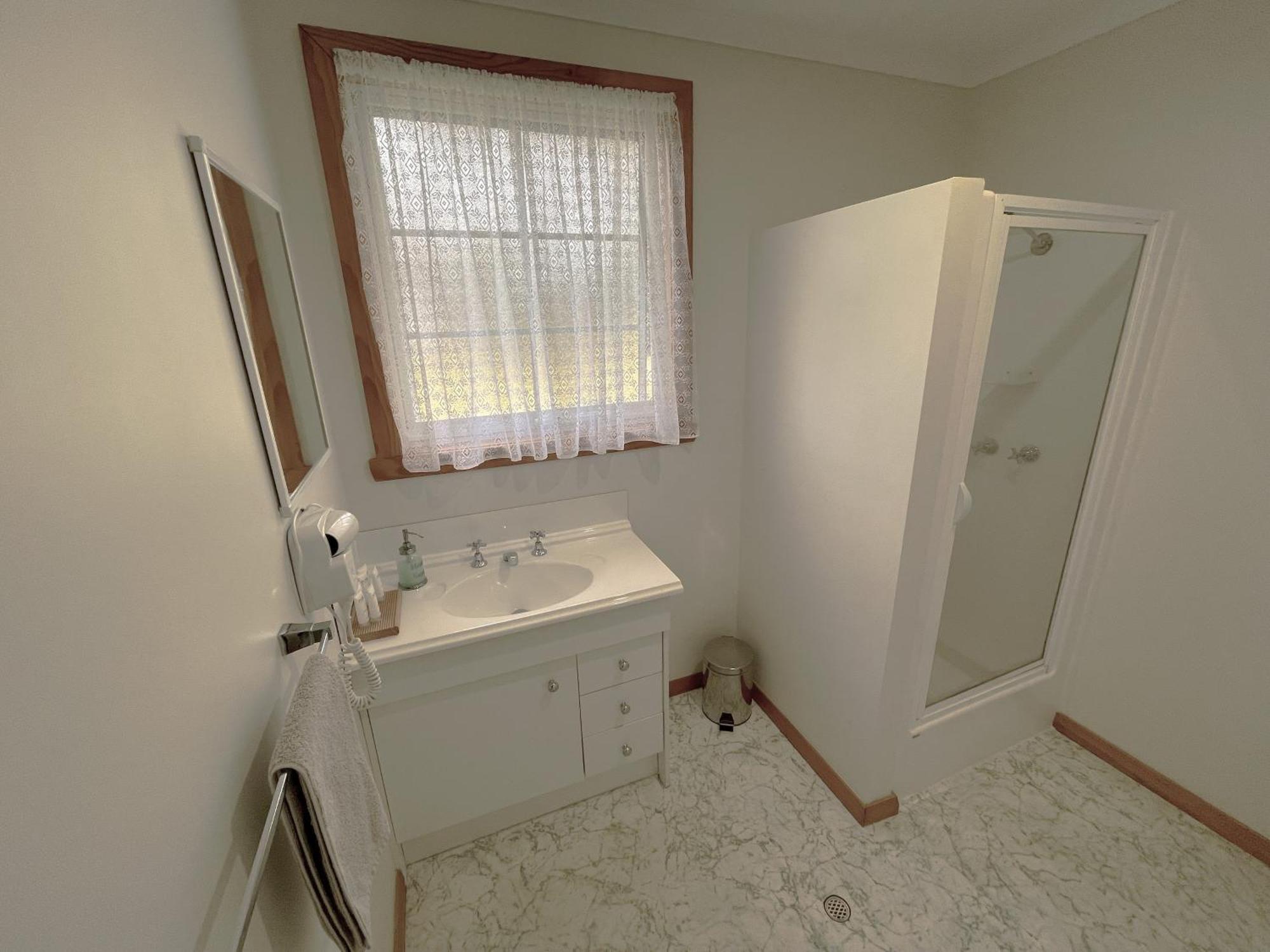 Castaway Holiday Apartments สตรอน ภายนอก รูปภาพ