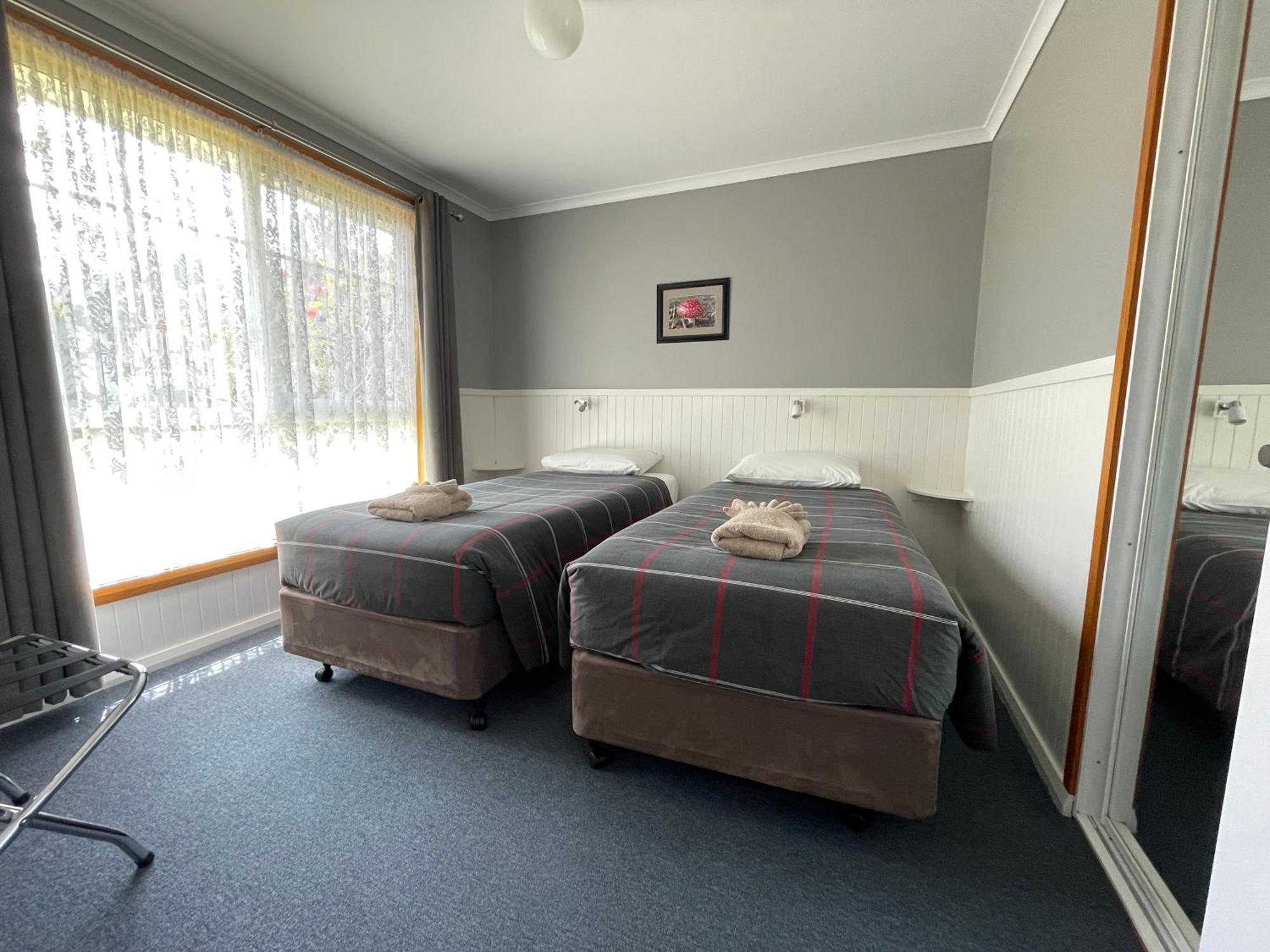 Castaway Holiday Apartments สตรอน ภายนอก รูปภาพ