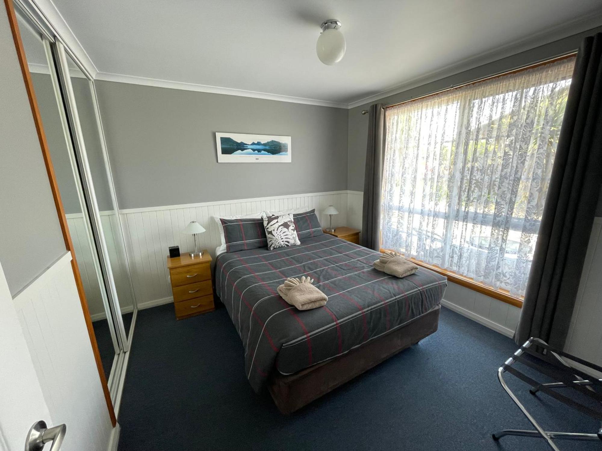 Castaway Holiday Apartments สตรอน ภายนอก รูปภาพ