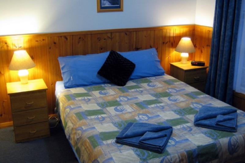 Castaway Holiday Apartments สตรอน ภายนอก รูปภาพ