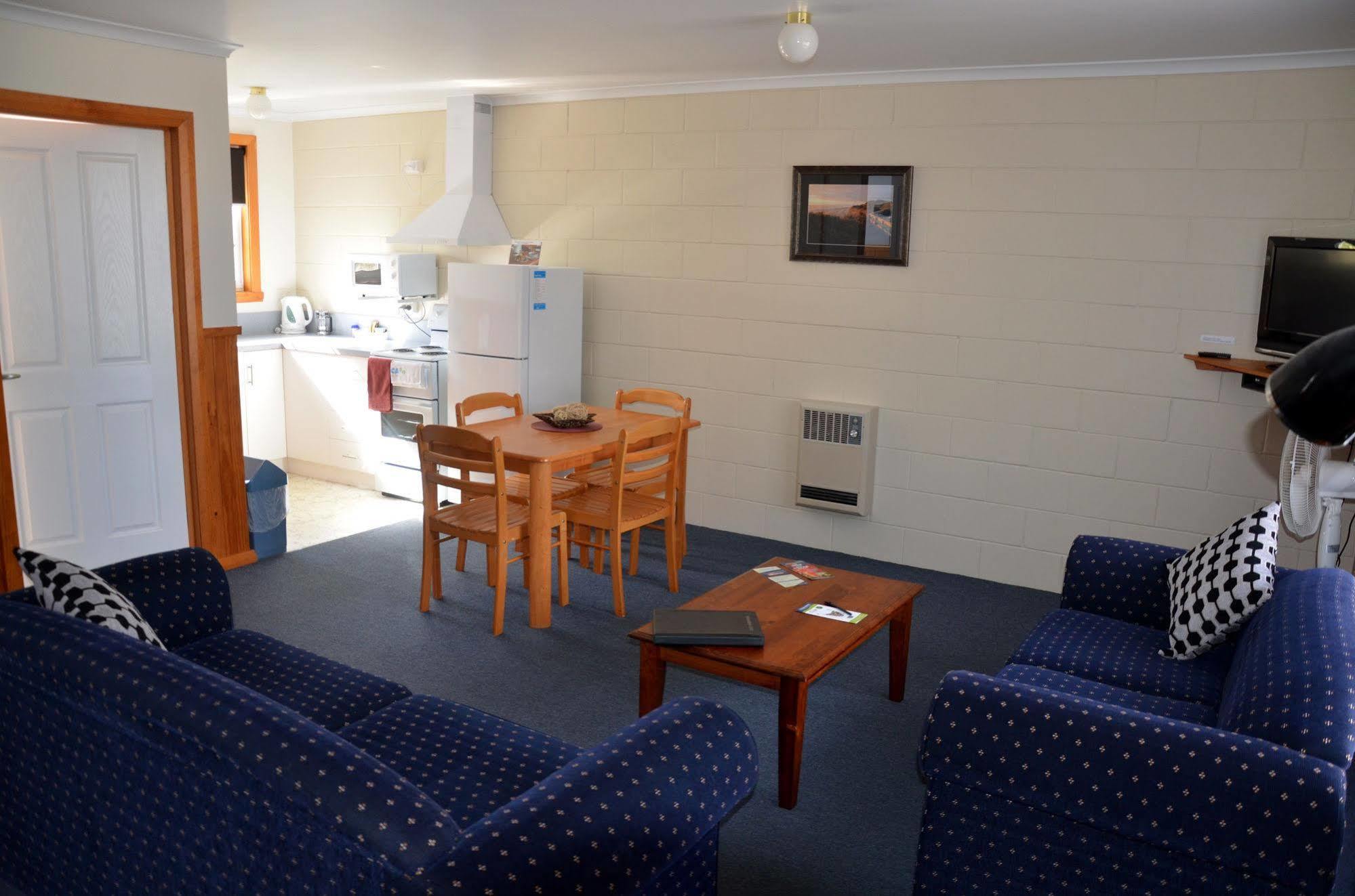 Castaway Holiday Apartments สตรอน ภายนอก รูปภาพ