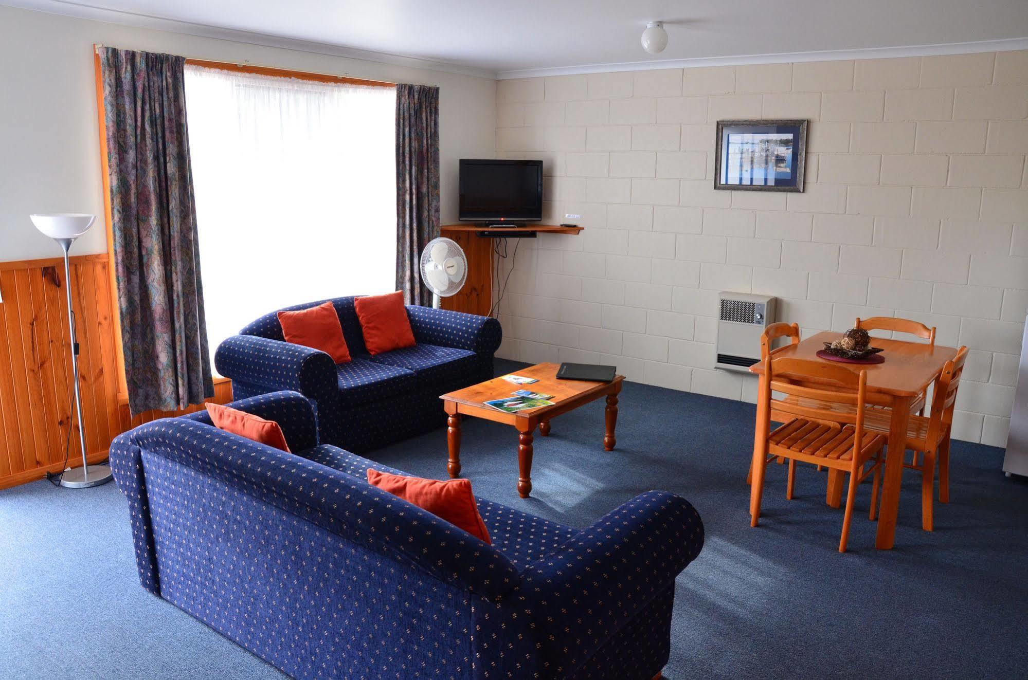 Castaway Holiday Apartments สตรอน ภายนอก รูปภาพ