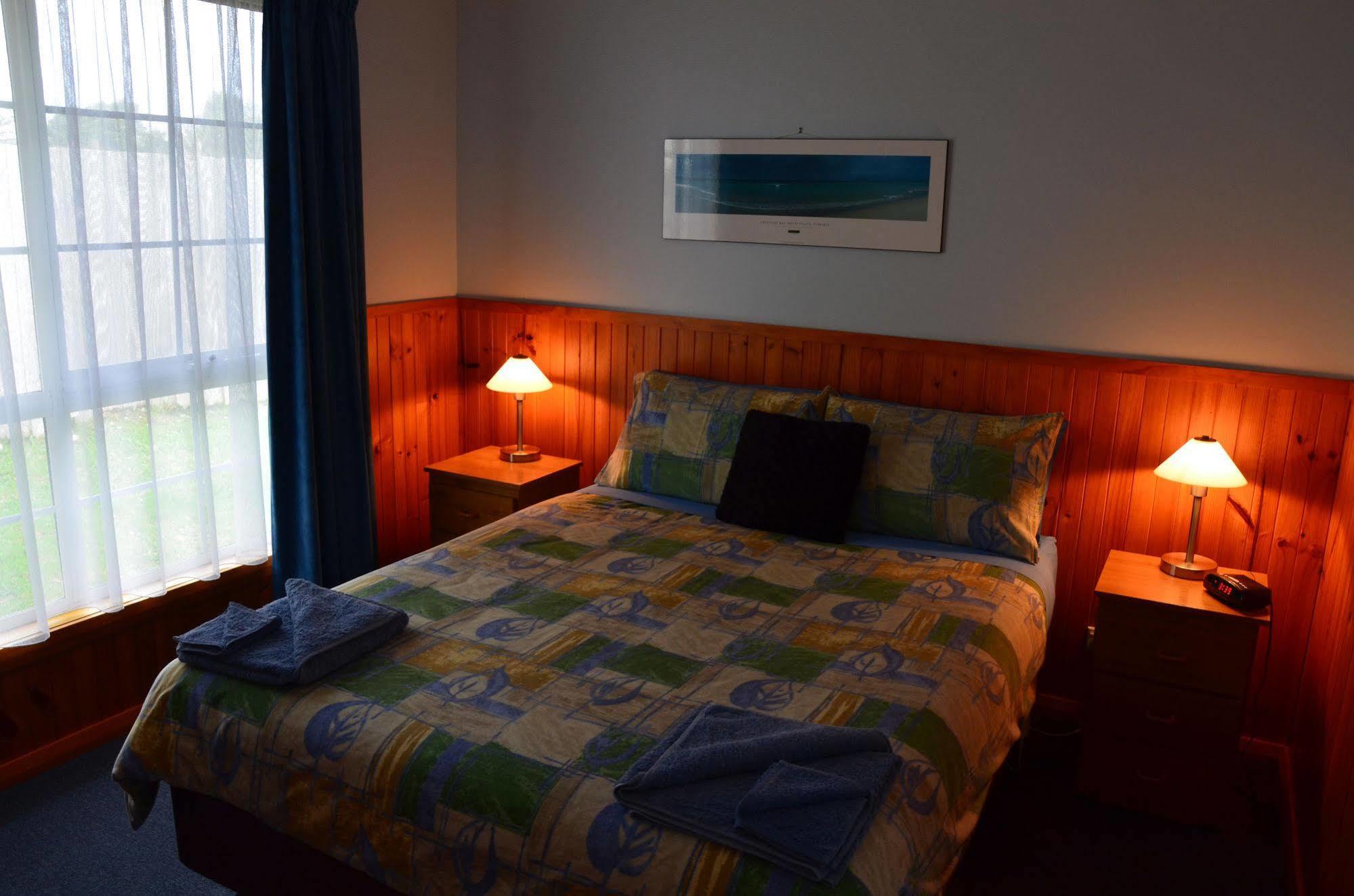 Castaway Holiday Apartments สตรอน ภายนอก รูปภาพ