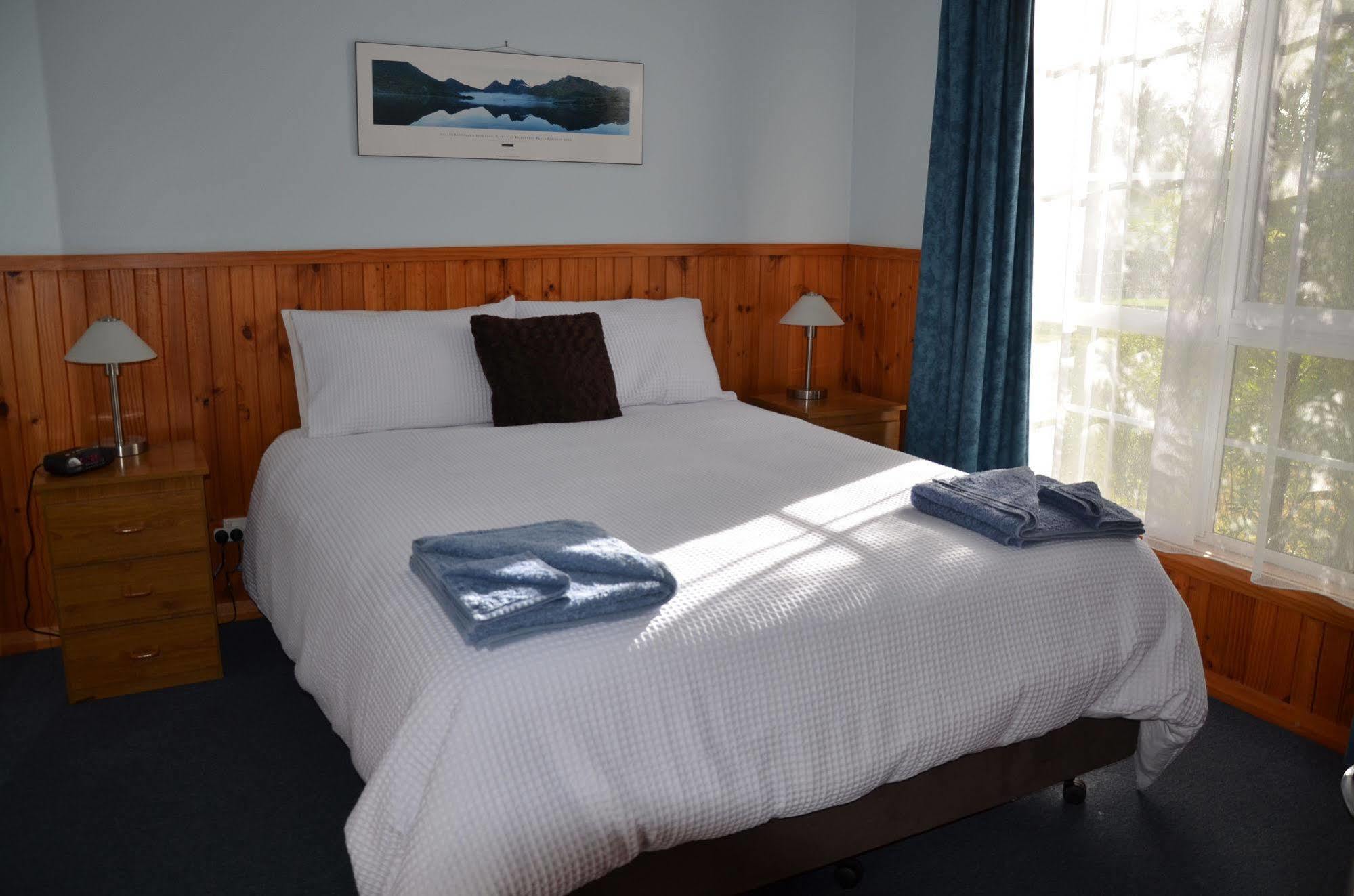 Castaway Holiday Apartments สตรอน ภายนอก รูปภาพ
