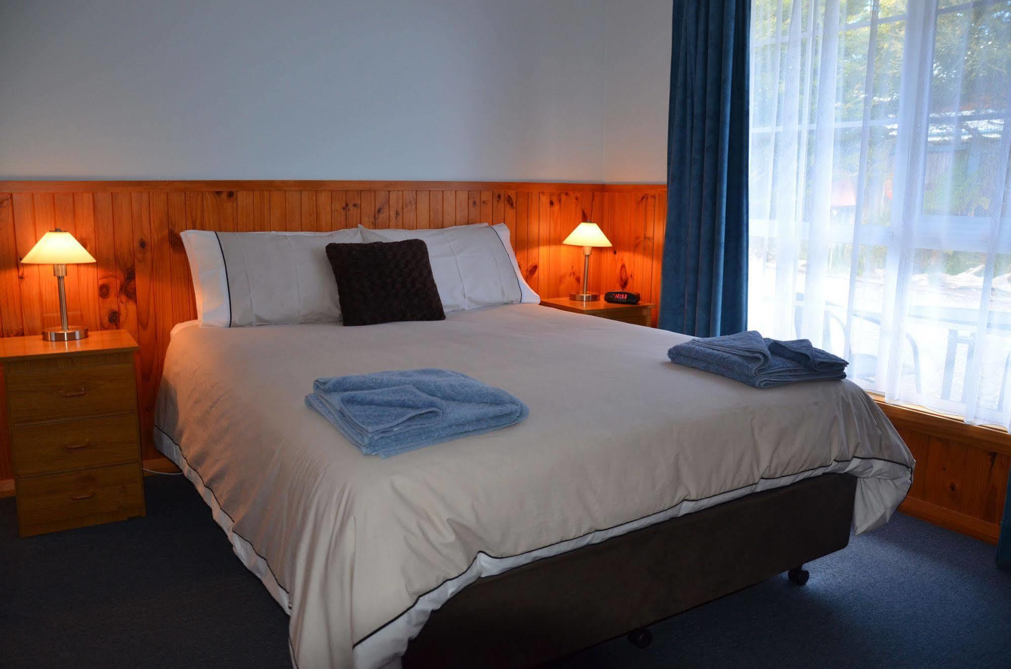 Castaway Holiday Apartments สตรอน ภายนอก รูปภาพ