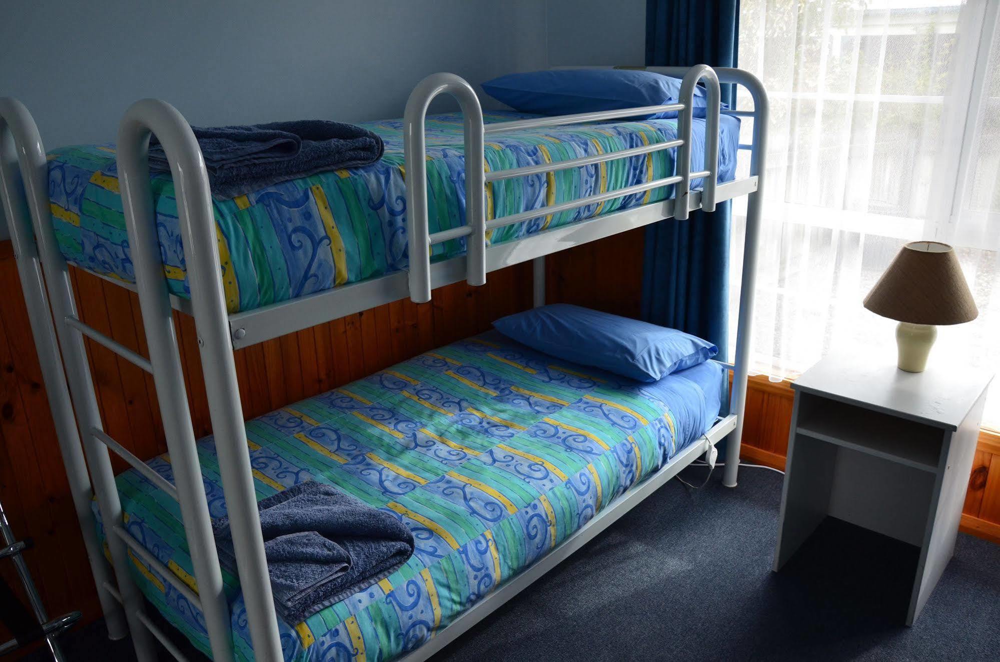 Castaway Holiday Apartments สตรอน ภายนอก รูปภาพ